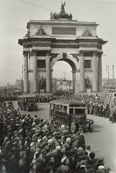Встреча иностранной делегации на площади у Белорусского вокзала. 1931 г.